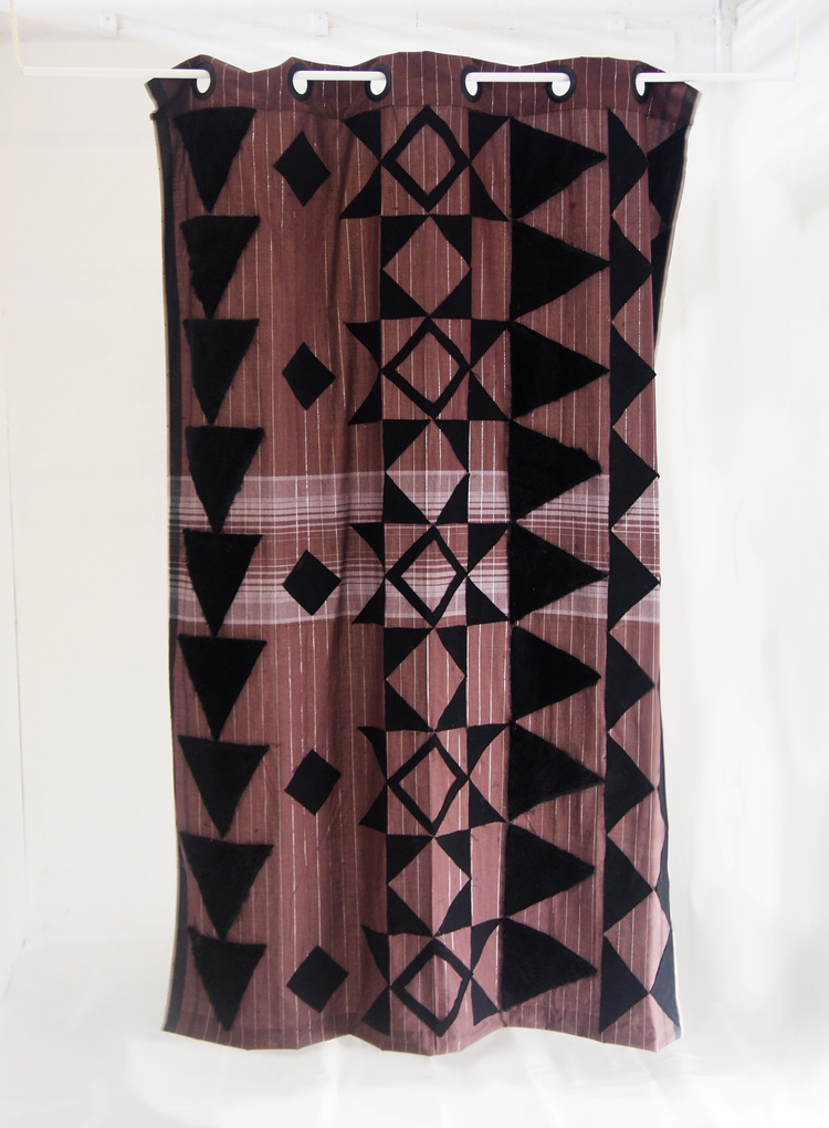 Ariawan Amanda. Sekat (Cloison), 2013. Découpages de tissu et tapis sur Sarong <Tissage traditionnel Indonésien), corde, pôle en métal. 150 x 200 cm.